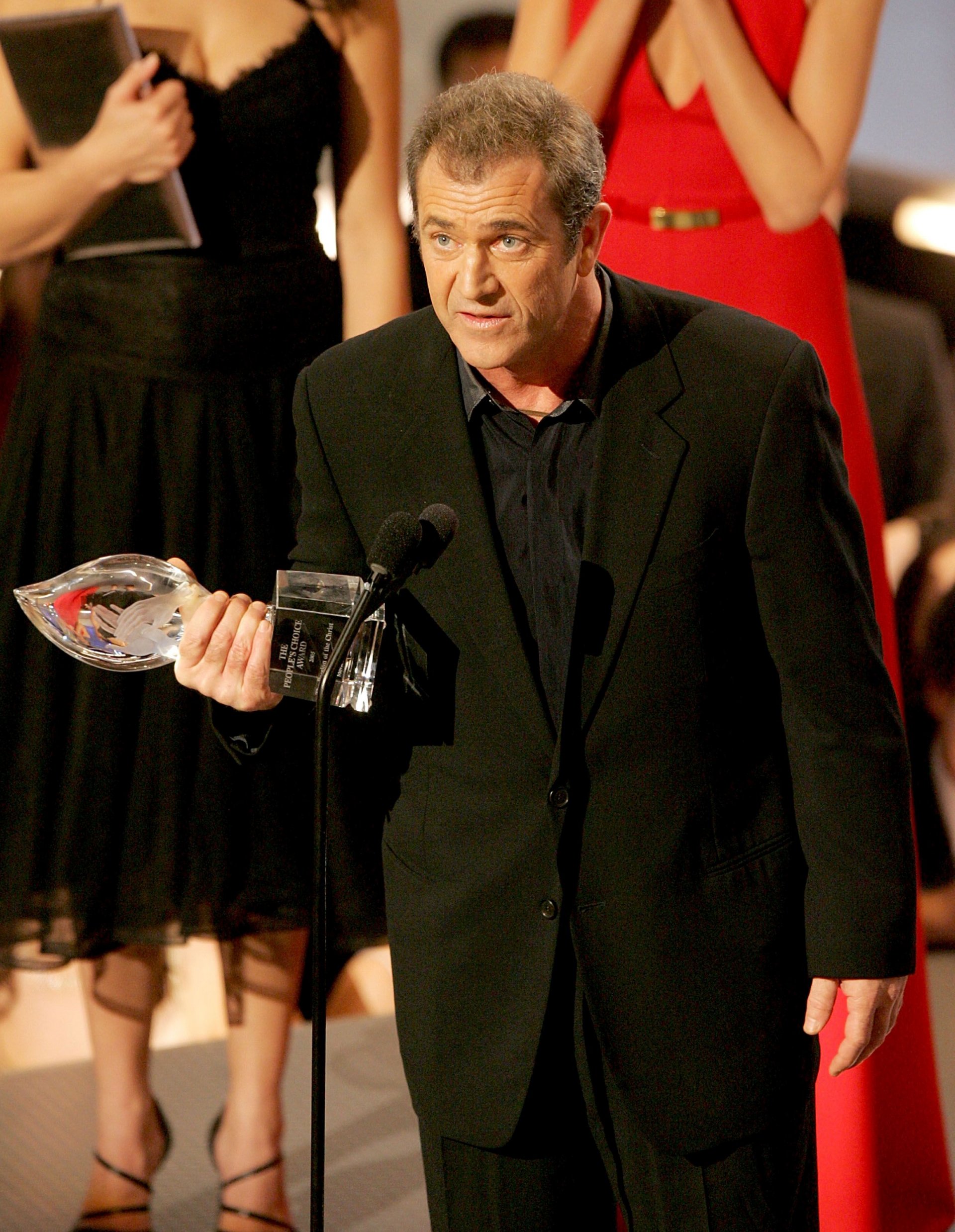 Мел Гибсън приема наградата за любима филмова драма за "Страстите Христови" на сцената по време на 31-вите годишни награди "People's Choice" на 9 януари 2005 г. в Пасадена, Калифорния