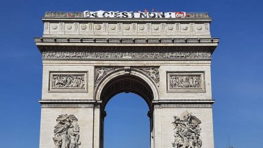 Отново напрежение във Франция: Протестиращи превзеха Триумфалната арка (снимки/видео)