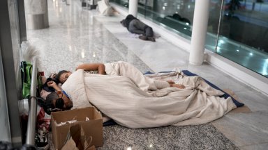 Снимка AP БТА Стотина души които спят в сградата се приготвят