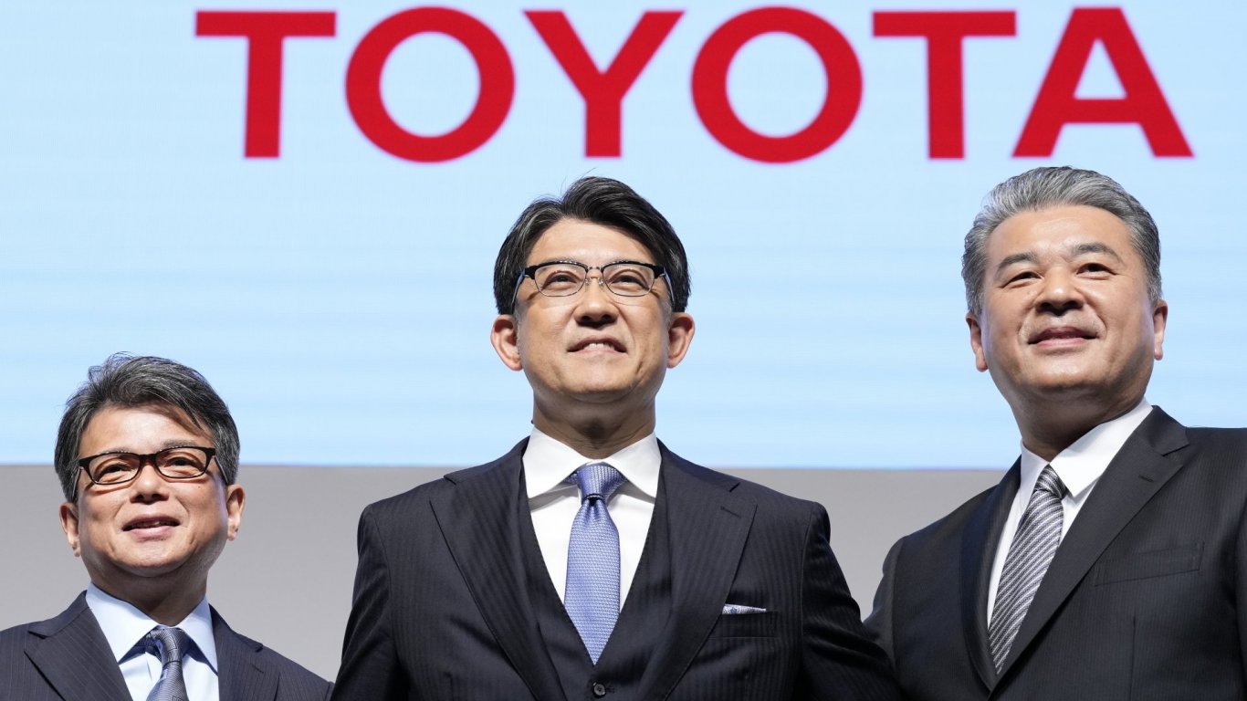 Toyota опитва да догони Tesla: ето каква стратегия прилага производител №1 