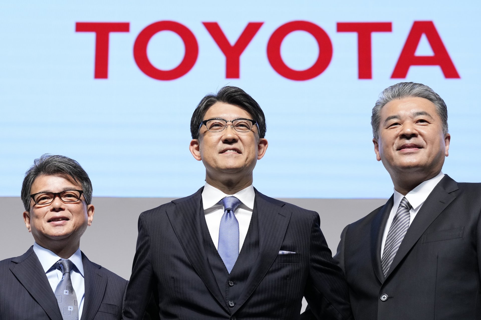 Коджи Сато, в средата, президент на Toyota Motor Co. с изпълнителни вицепрезиденти Йоичи Миядзаки, вляво, и Хироки Накаджима, вдясно, позират за снимка по време на пресконференция в петък, 7 април в Токио