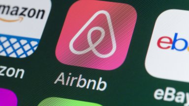 Акциите на Airbnb се сринаха след независим доклад с мнения на потребители