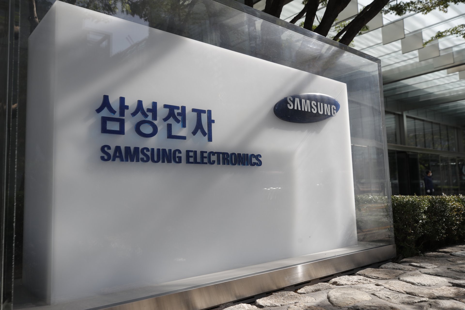 Samsung Electronics, подразделението за производство на чипове на концерна "Самсунг", намали производството на чипове памет заради по-слабата печалба