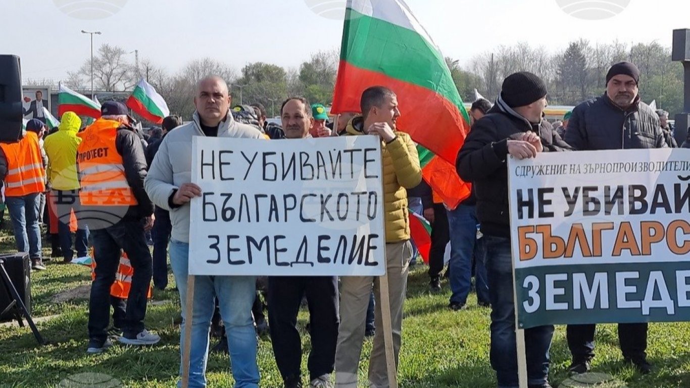 Зърнопроизводители блокираха ГКПП "Дунав мост" при Русе