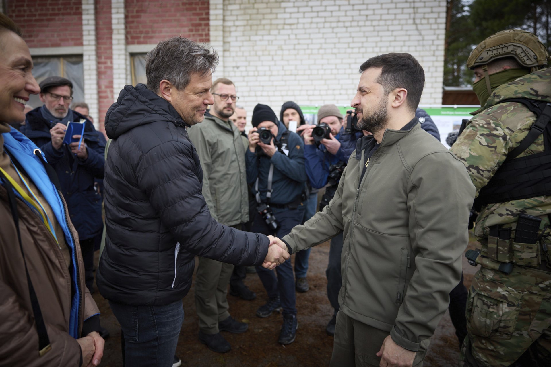Украинският президент Володимир Зеленски, вдясно, се ръкува с германския министър на икономиката и климата Роберт Хабек в село Ягидне, Черниговска област, Украйна, на 3 април 2023 г.