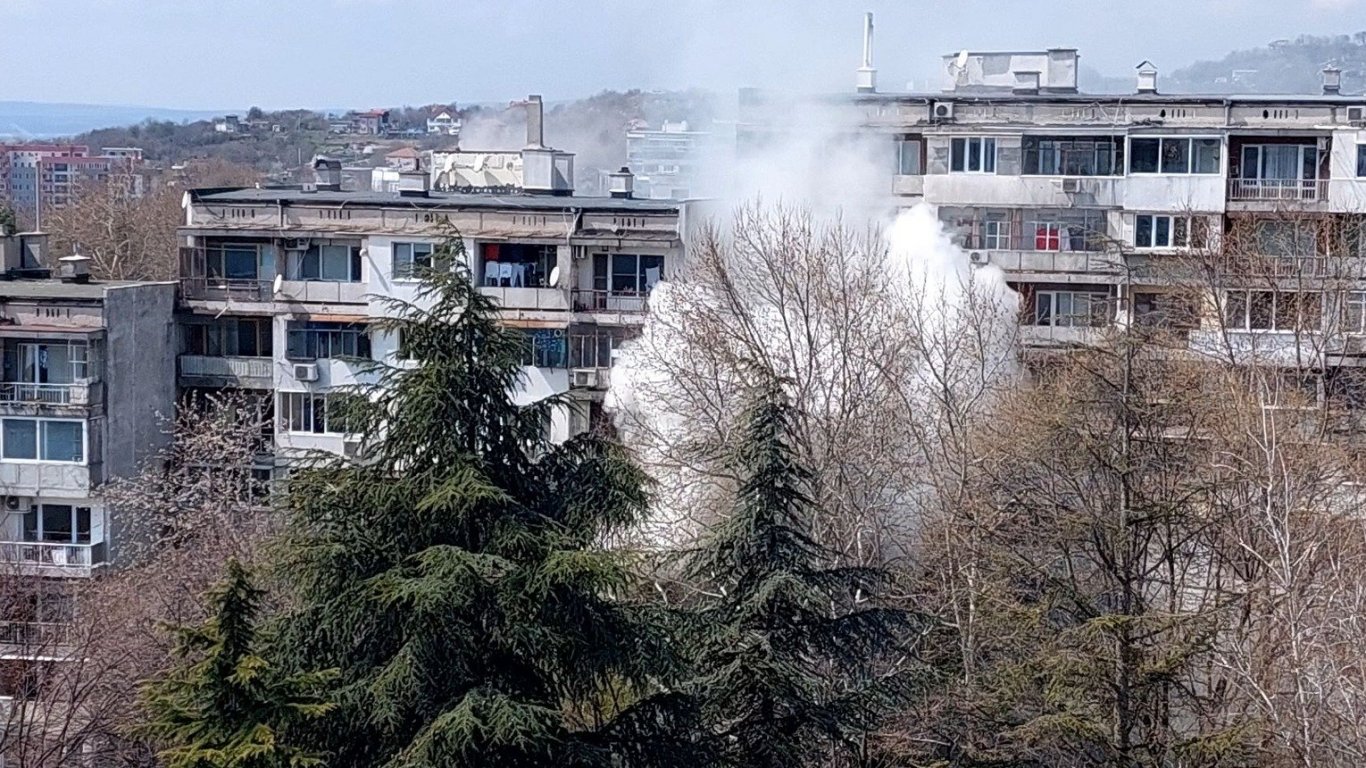 Пожар в жилищен блок във Варна взе жертва, евакуираха петима души