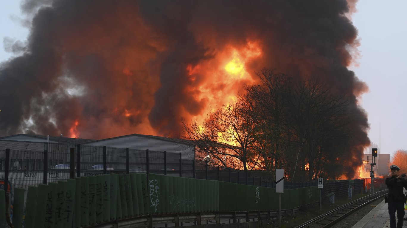 Голям пожар обхвана складове в Хамбург, има опасност от обгазяване с дим и химикали (видео)