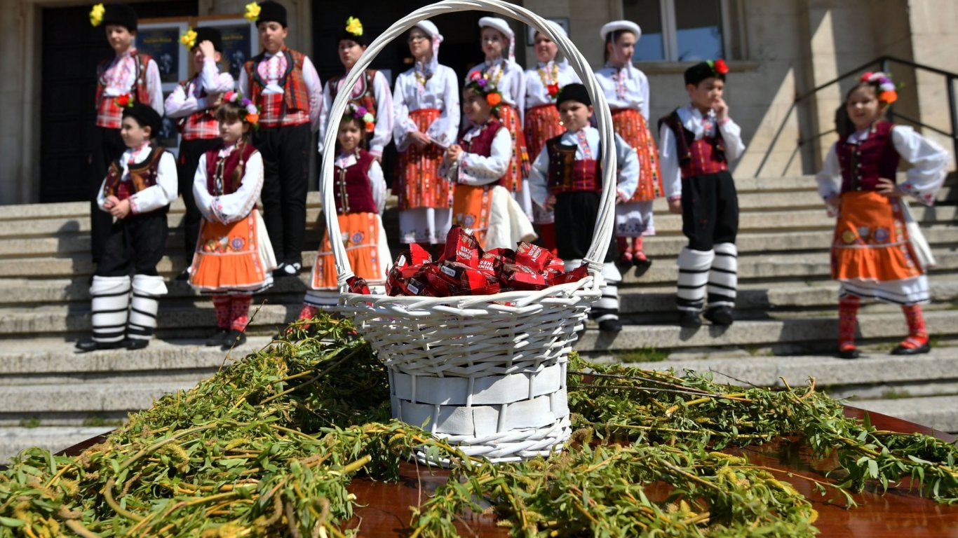 България отпразнува най-цветния празник с върбови клонки и поклон в храма (снимки)