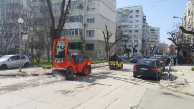 В момента се премахват старите плочки по тротоара за да