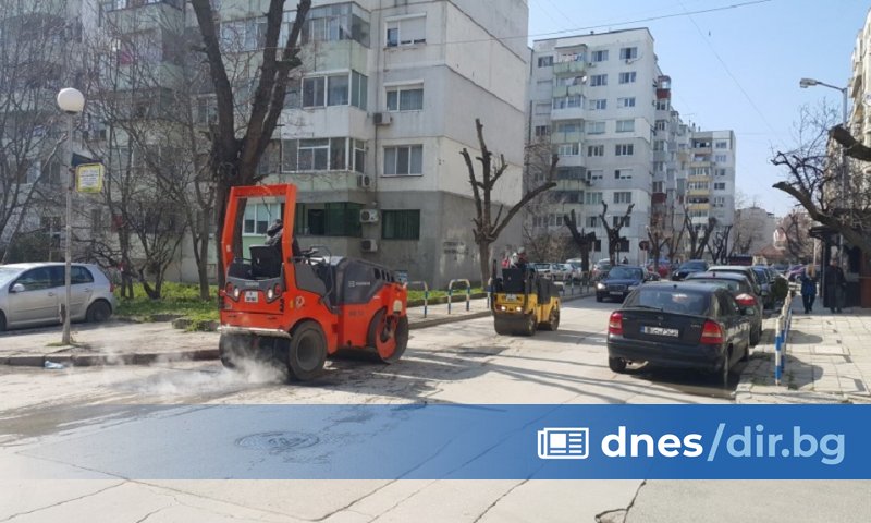 В момента се премахват старите плочки по тротоара, за да