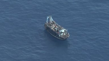 Кораб с около 400 мигранти остана без гориво между Малта и Либия, пълни се с вода