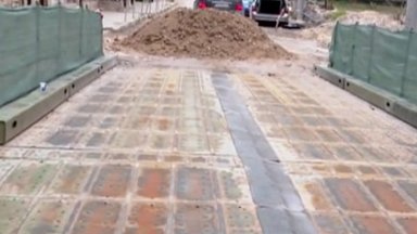 Мостът е временно решение и бе поставен през януари с