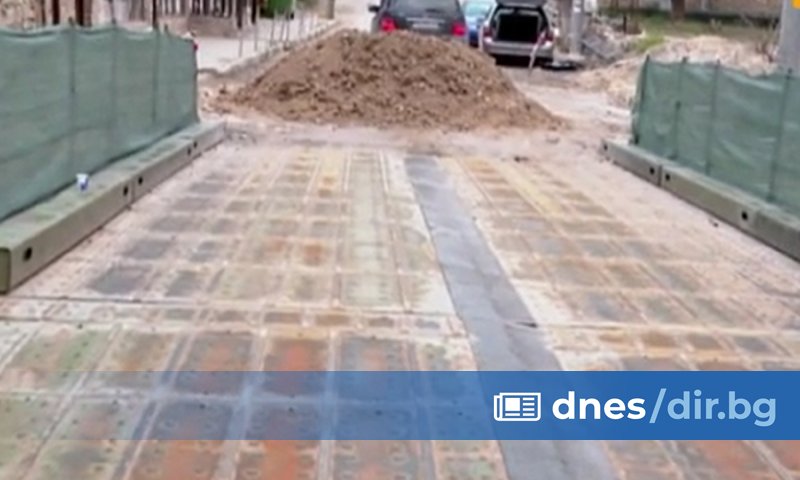 Мостът е временно решение и бе поставен през януари с