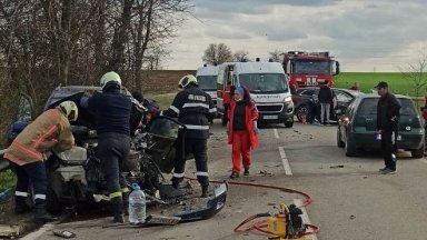 Един загинал и 6-ма ранени след челен удар край Шумен 
