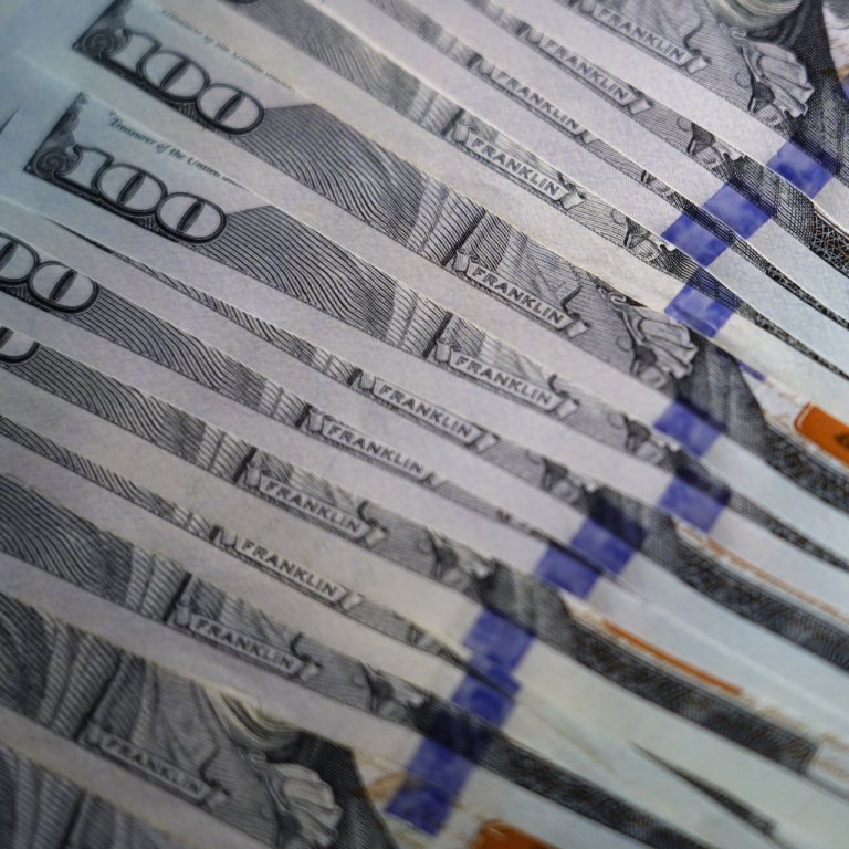 Доларът е стабилен в очакване лихвите в Европа и САЩ да падат