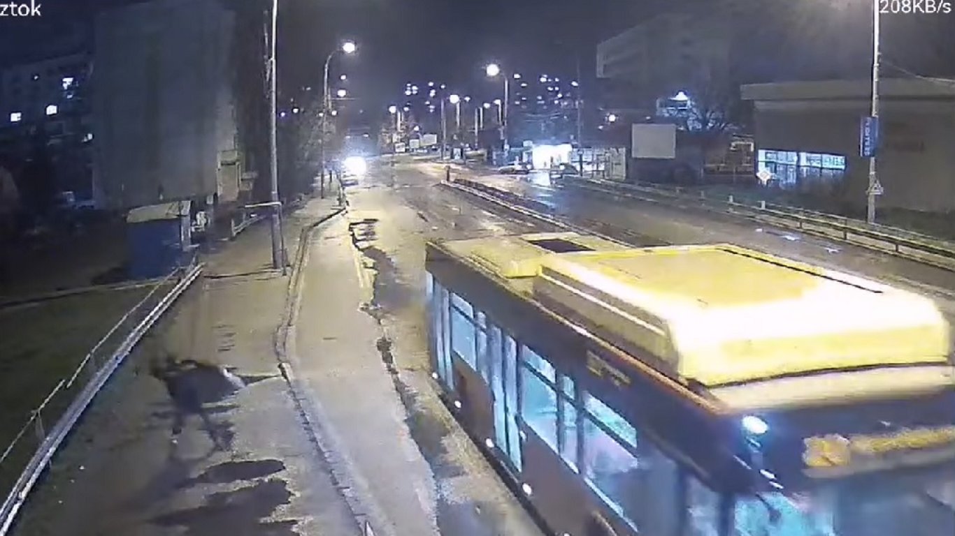 Мъж хвърли камък по движещ се автобус в Перник, полицията разпространи запис