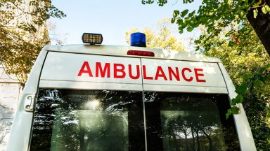 Трима са в болница след челен удар между два автомобила в Пазарджишко 