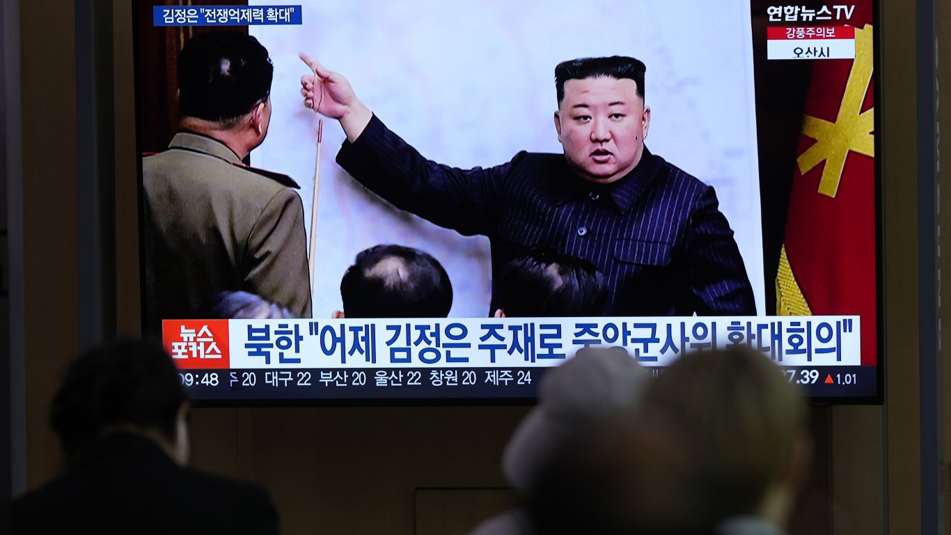 Северна Корея заплаши с ядрено оръжие заради американски прояви на военна сила
