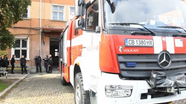 20 коли изгоряха при пожар в автокъща в София