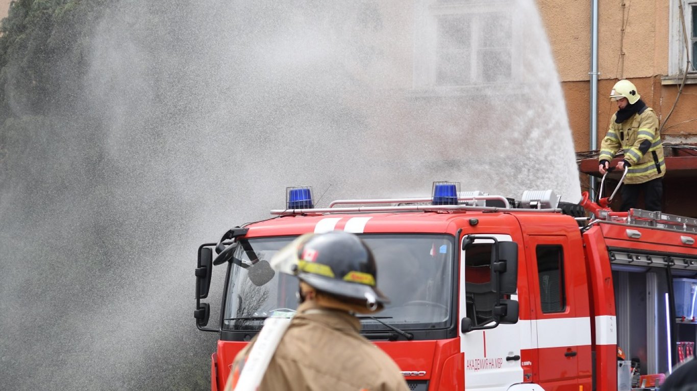 Запали се сграда в ремонт в центъра на София