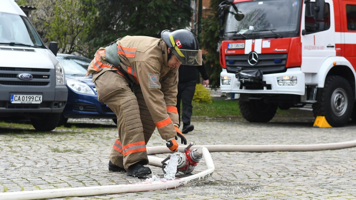 Двама обгазени при пожар, изпепелил апартамент в Пловдив