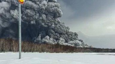 Един от най големите и активни вулкани на Камчатка Шивелуч е