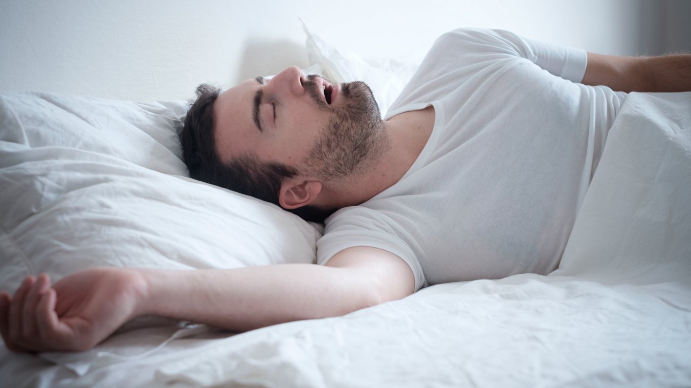 Сънната апнея е възможно да повлияе негативно на здравето на мозъка при мъжете