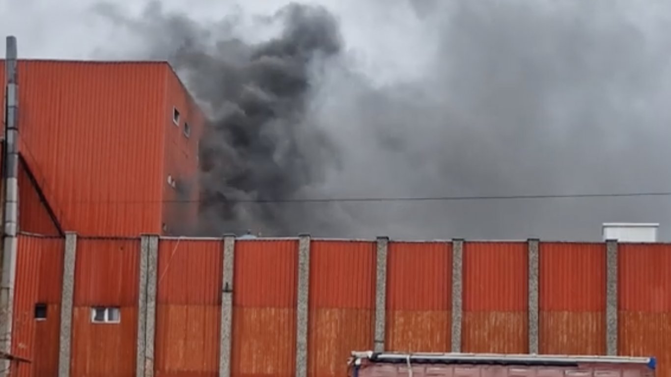Голям пожар избухна във фалиралия месокомбинат в Силистра (видео)