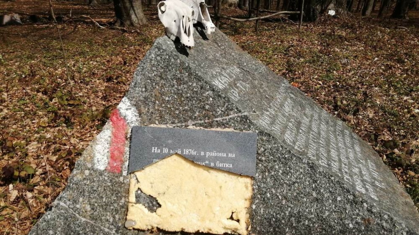 Вандали счупиха паметна плоча на един от ръководителите на Априлското въстание