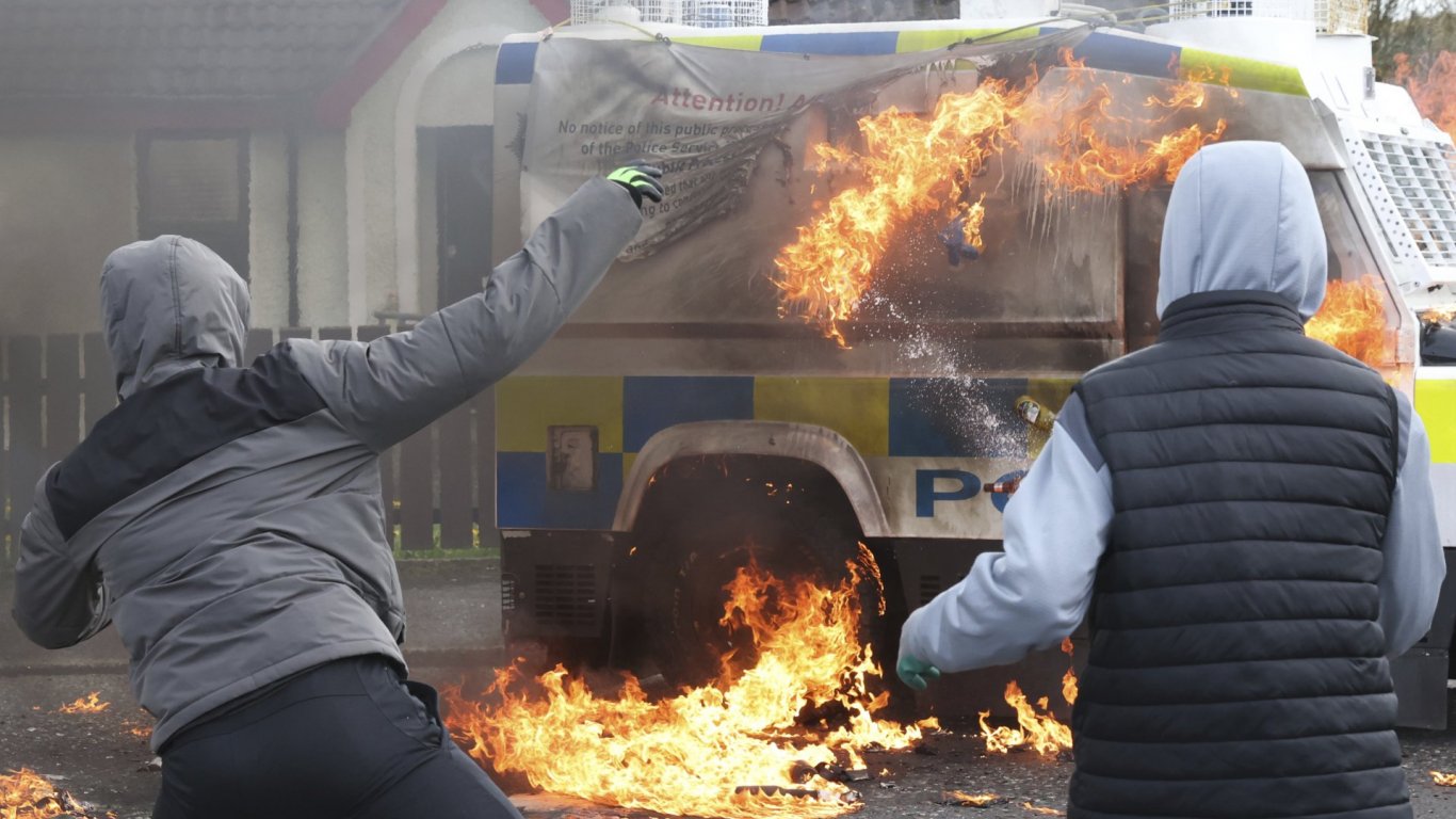 Полицията в Северна Ирландия откри тръбни бомби часове преди посещението на Байдън в Белфаст