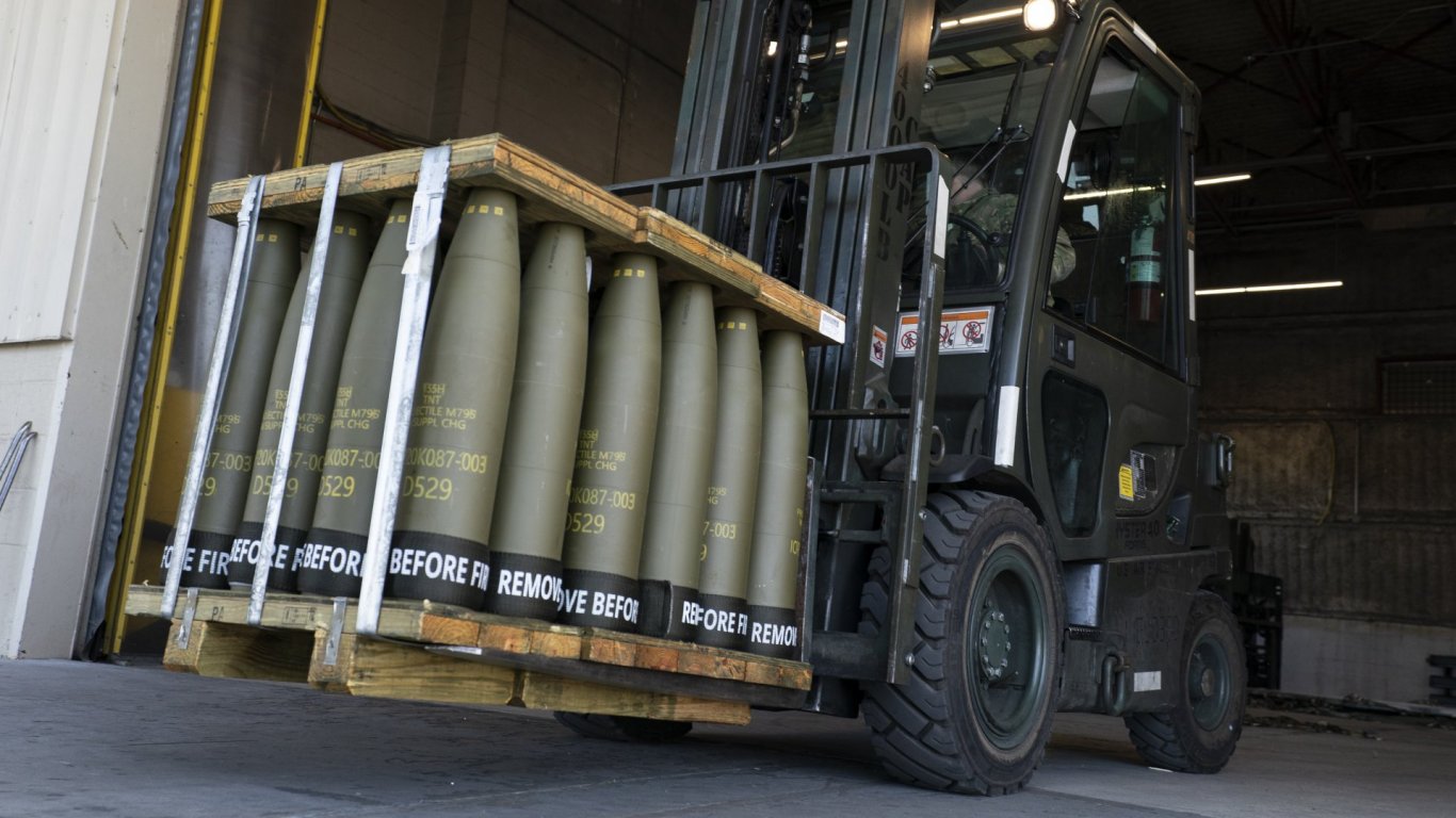 Лондон дава 2,5 млрд. лири за нови боеприпаси и запаси, намалели заради войната в Украйна