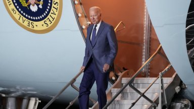 Байдън се обади на семейството по време на полета си