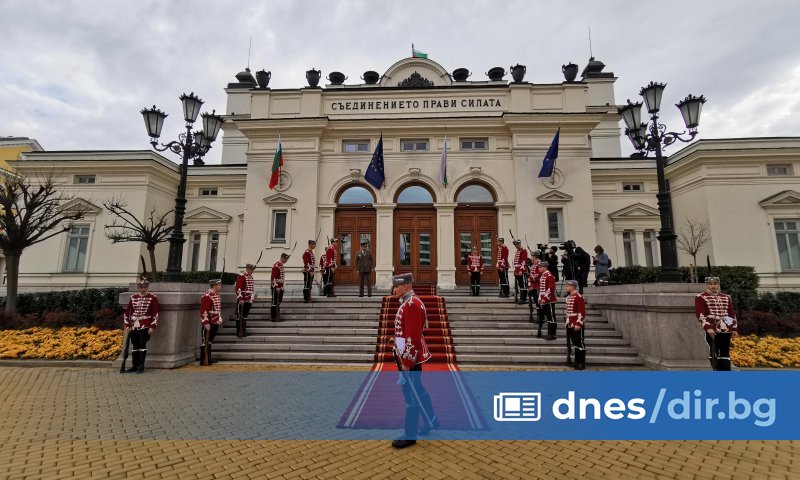 Преговорните екипи се събраха на преговори в празничния ден, но