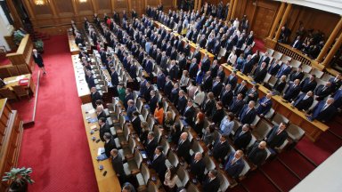 Под предложението стоят имената на Десислава Атанасова от ГЕРБ СДС Николай