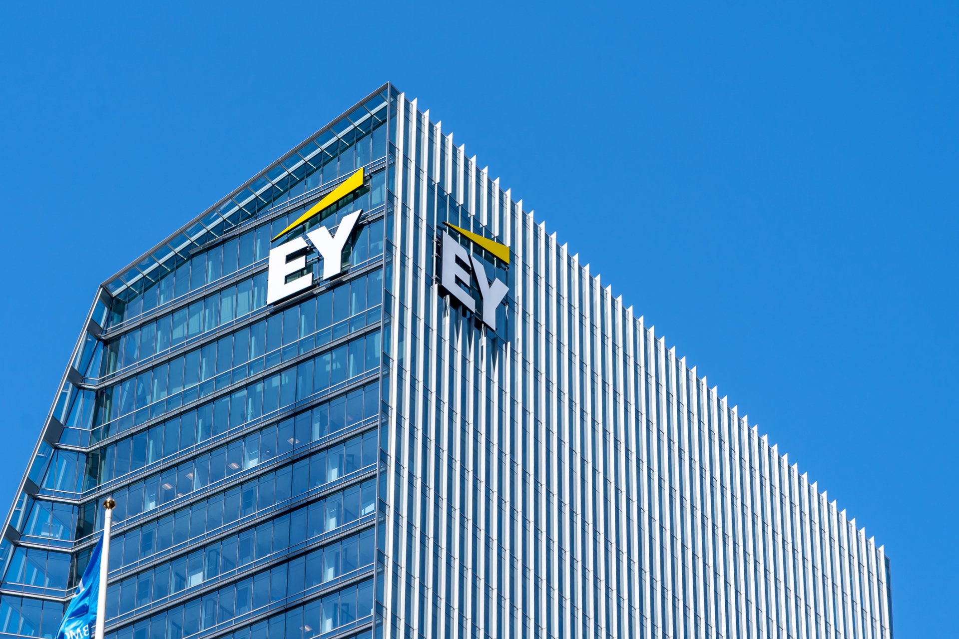 Централата на EY в Торонто