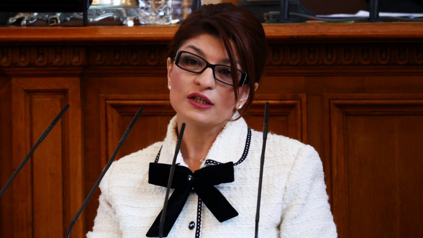 Десислава Атанасова е жената политик, на която Гешев се обадил след заявката на Мария Габриел