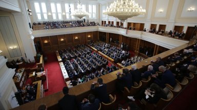 Пленарната зала не излъчи никого за пръв сред равни сред