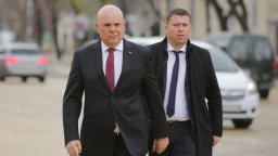 Иван Гешев цитира поема: Силните плачат сами, в гръб не забиват ками