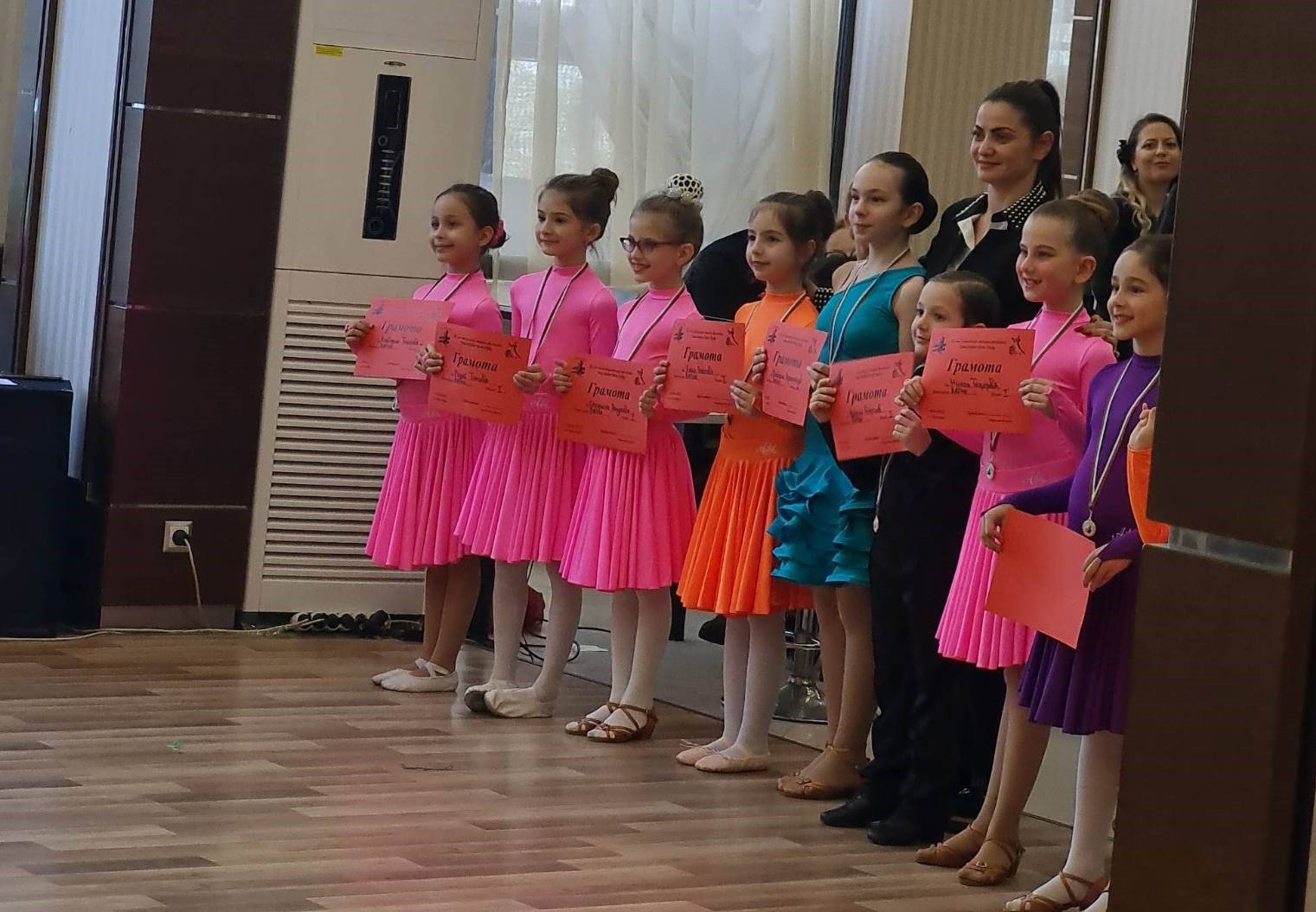 Деца от групата по бални и латиноамерикански танци в СУ „ Димчо Дебелянов“