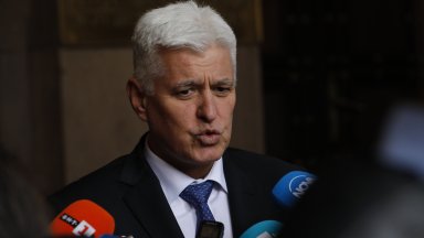 Министър Стоянов изтъкна че българските пилоти продължават и днес да