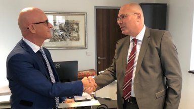 Според информацията Димитров е връчил официално консулския си патент на директора