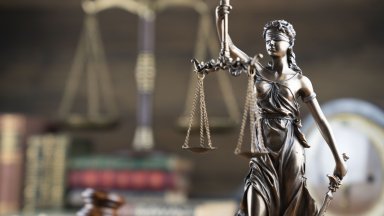 Униформените влезли в едно от големите нощни заведения в града