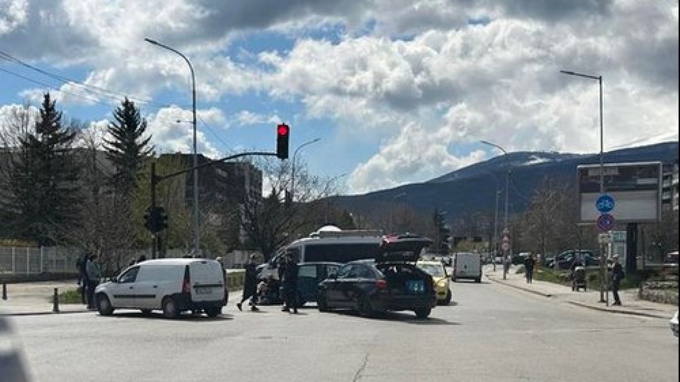 Серия от катастрофи в София: Удар между две коли при УНСС прати две жени и дете в болница