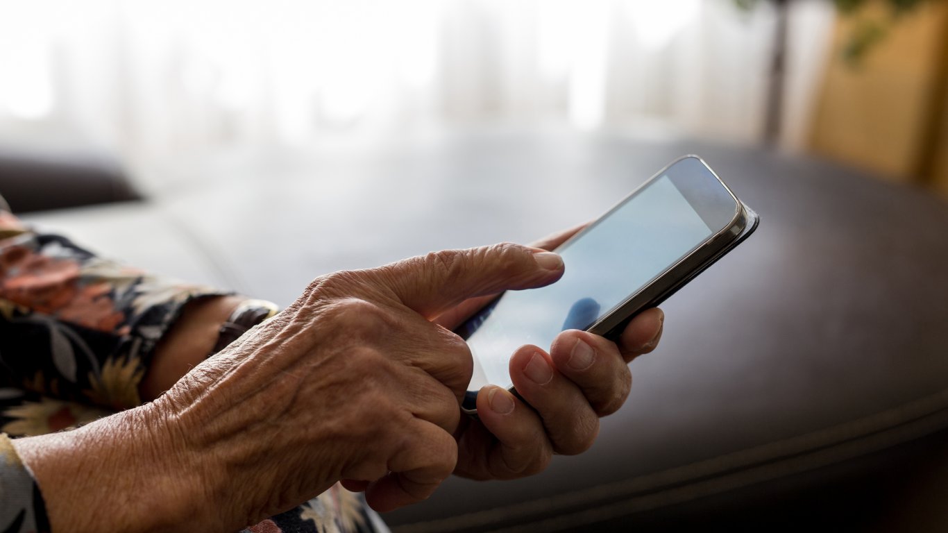 Бургаският социален патронаж ще обучава възрастни хора да работят с мобилни устройства