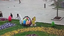 Откраднаха посред бял ден яйце от великденската украса в Русе