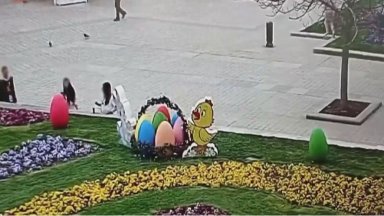 Откраднаха посред бял ден яйце от великденската украса в Русе