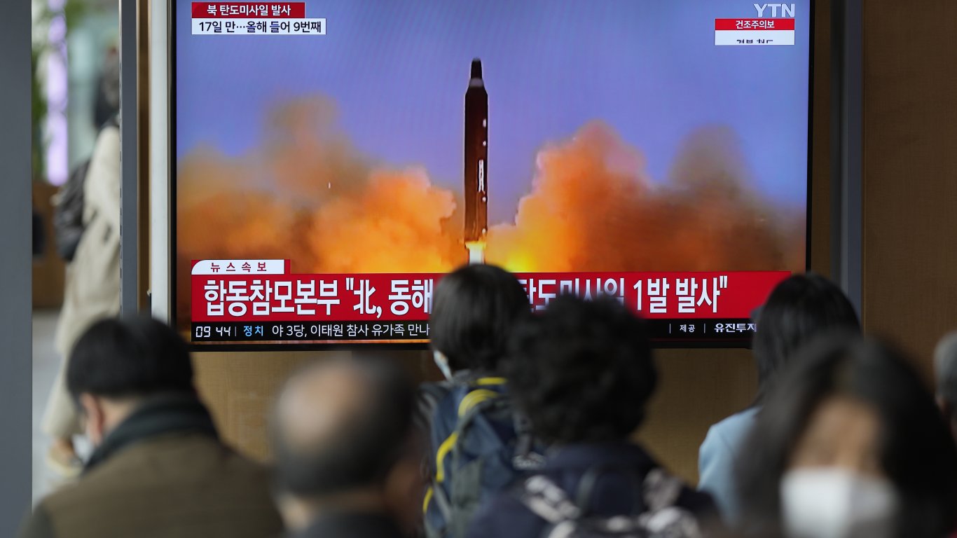 Пхенян изстреля нови две балистични ракети
