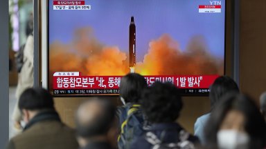 На 27 март Северна Корея изстреля две балистични ракети с