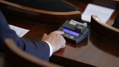 Предложението на ПП ДБ е двете най големи парламентарни групи да излъчат