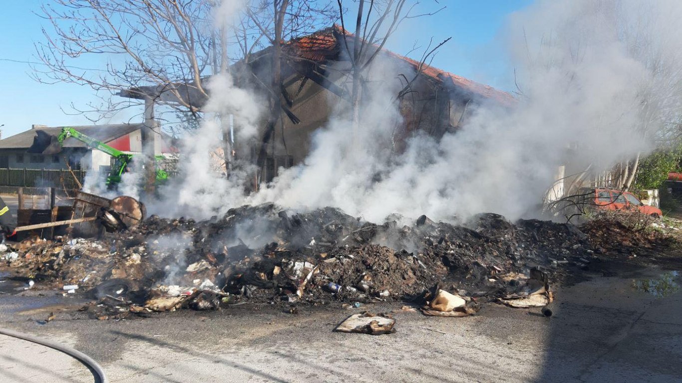 Пластмасови отпадъци пламнаха в Пловдив, черният дим стресна жителите